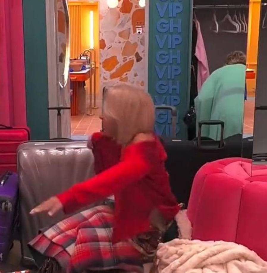 Tan a gusto está dentro de la casa de Guadalix de la Sierra que durante unos minutos se olvidó de que está rodeada de cámaras.