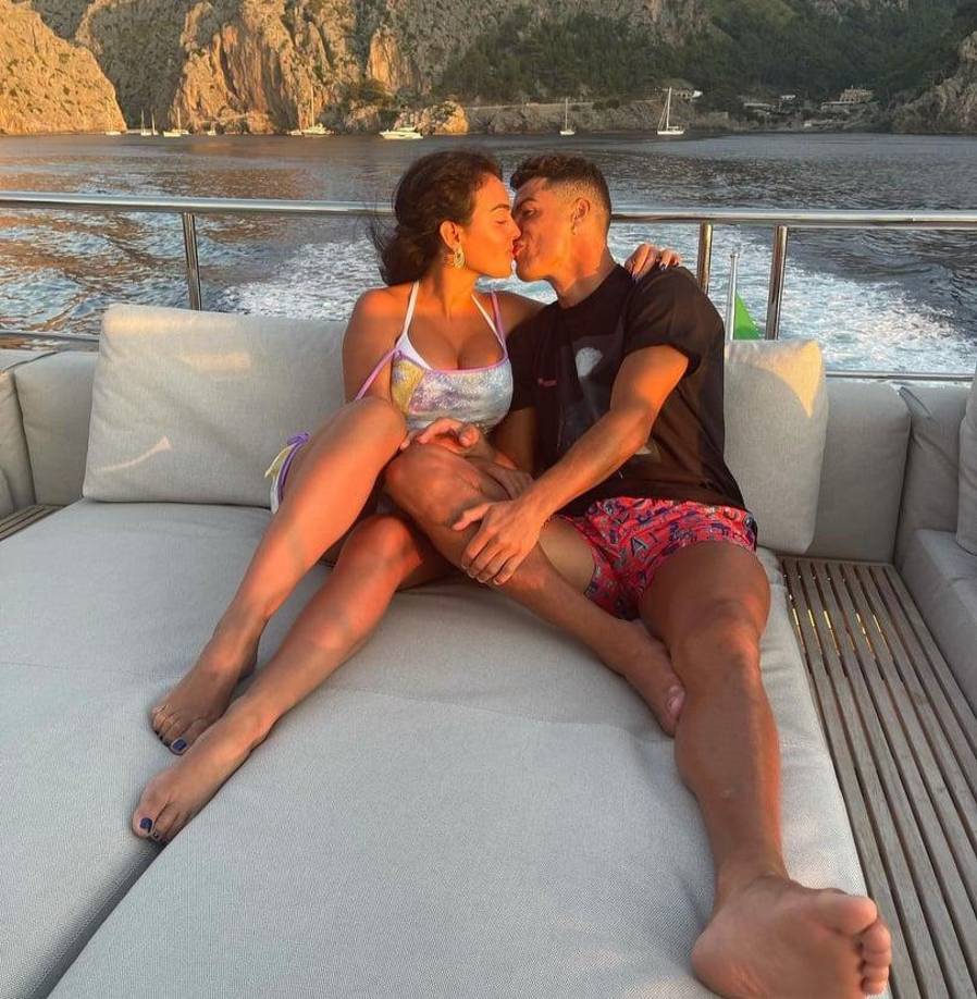 “Soy consciente de que ser su mujer me ofrece muchas oportunidades, pero lo que tengo en el banco lo he trabajado yo, lo he construido yo. Estoy orgullosa de mi trabajo y de cómo he gestionado mi carrera, encontrando el equilibrio entre mi dedicación profesional, personal y familiar”, expresó la pareja sentimental de CR7.