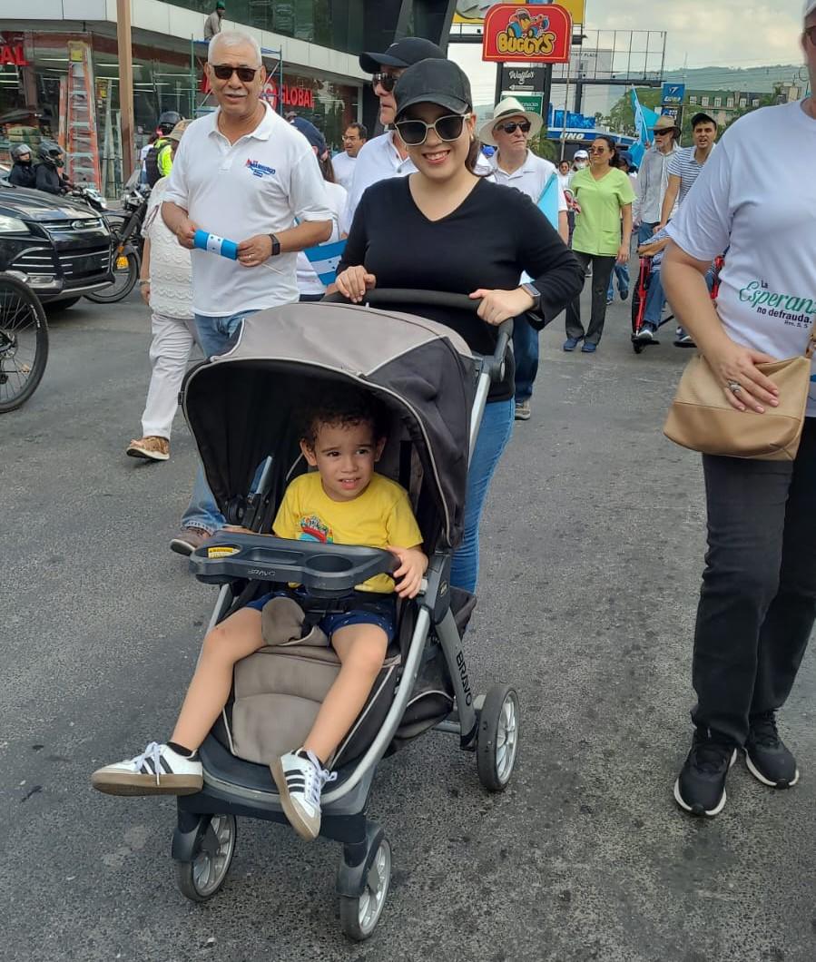 Doña Sandra, una paciente oncológica que no quería perderse la caminata en San Pedro Sula