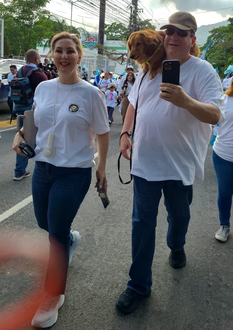 Doña Sandra, una paciente oncológica que no quería perderse la caminata en San Pedro Sula