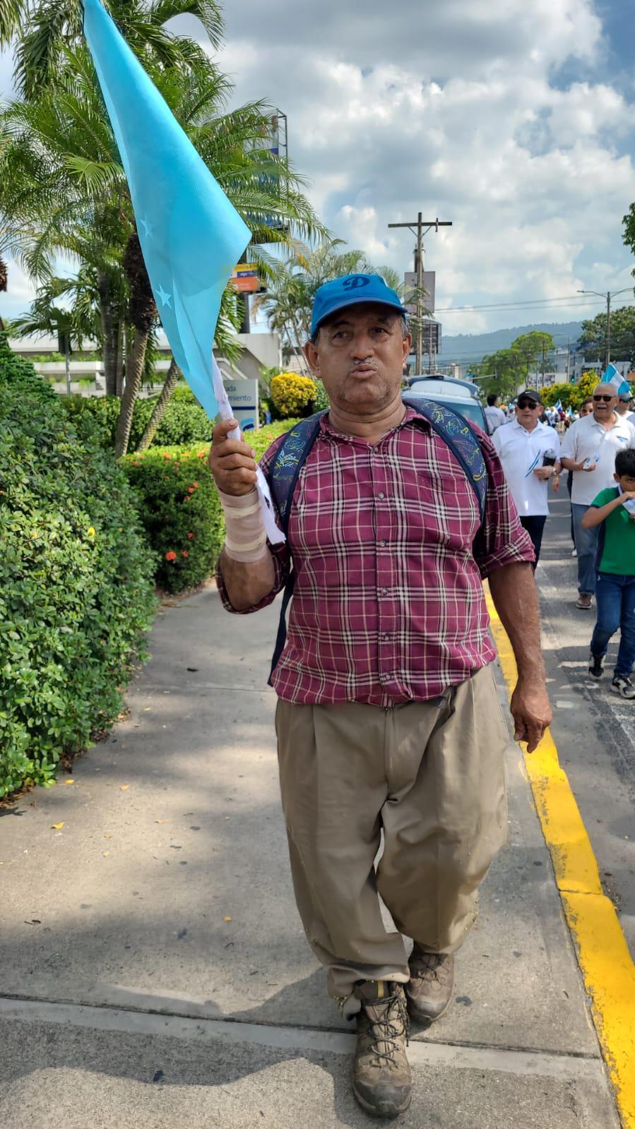 Doña Sandra, una paciente oncológica que no quería perderse la caminata en San Pedro Sula