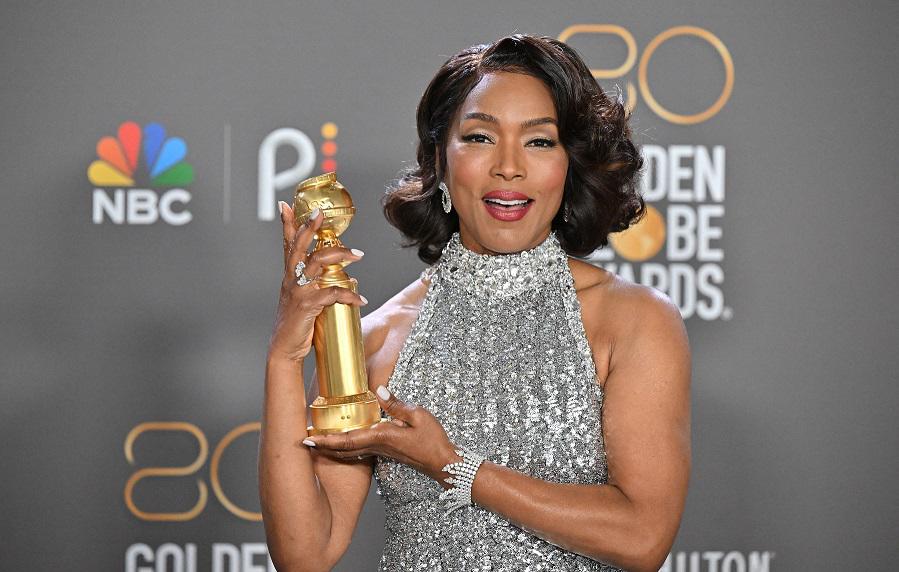 Angela Bassett posa con su premio a mejor actriz de reparto por “Black Panther: Wakanda Forever”.