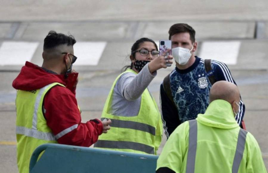 Una joven le pidió una selfie a Lionel Messi y el delantero argentino no tuvo ningún problema en acceder a dicha petición.