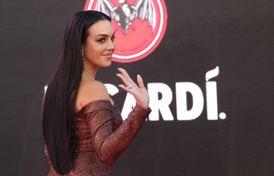 Georgina Rodríguez saludando en su paso por la alfombra roja de los Latin Grammy 2022.