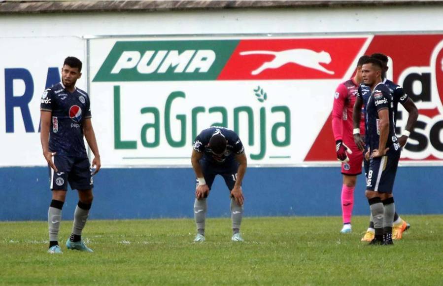 La tristeza de los jugadores del Motagua tras el autogol de Wesly Decas.