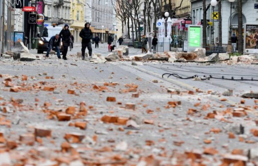 En el centro de Zagreb numerosos vehículos fueron destruidos por partes de edificios que caídos a las calles.