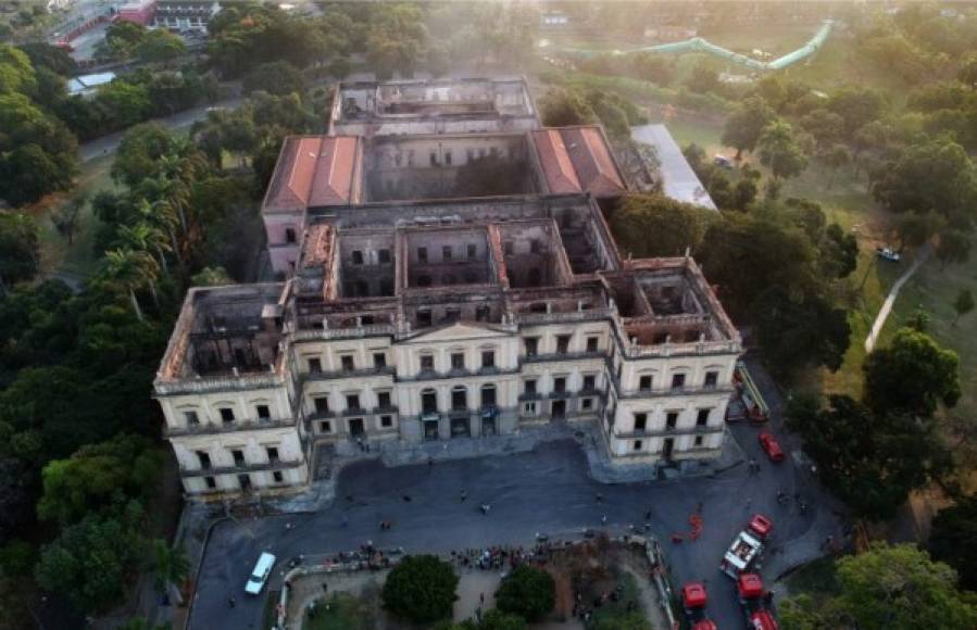 2 de septiembre de 2018: Otro espectacular incendio consume el Museo Nacional de Rio de Janeiro. <br/><br/>No hay que lamentar víctimas humanas, pero una gran parte de las colecciones del mayor museo de historia natural de América Latina se destruye calcinada.