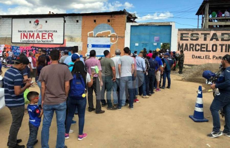 Largas filas se armaron en las afueras del estadio Marcelo Tinoco de Danlí para el juego Motagua-Marathón.