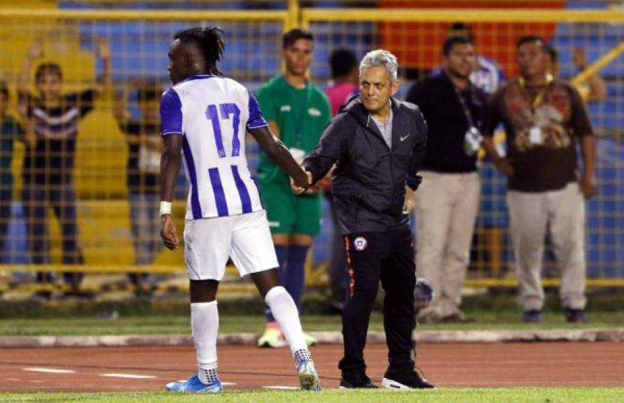 Alberth Elis saludando a Reinaldo Rueda al momento de salir de cambio.