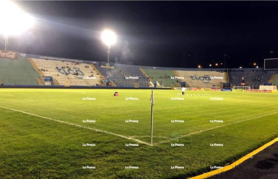 Así de desolado lucía el estadio Nacional antes del partido Olimpia-Juticalpa. Foto Ronald Aceituno