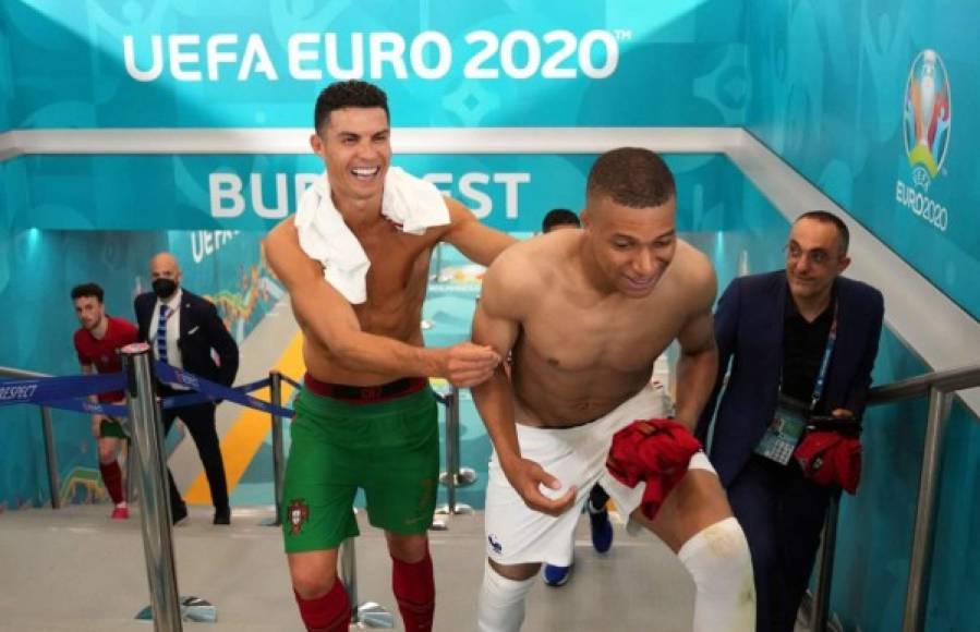 Cristiano Ronaldo riendo a carcajadas con Kylian Mbappé en el túnel de vestuarios.