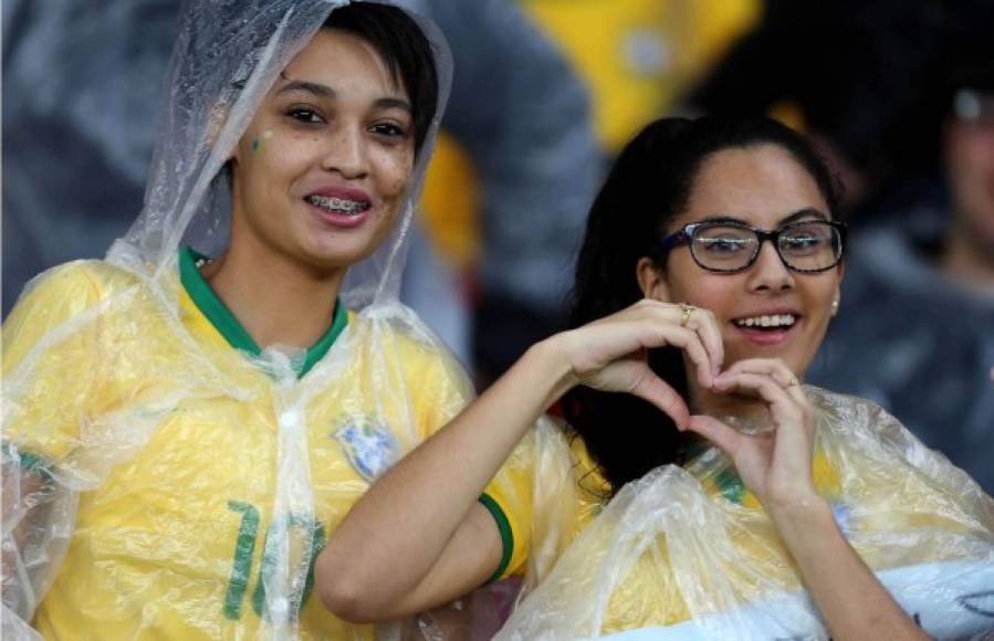 Ellas llegaron a darle el apoyo al equipo brasileño, la lluvia no fue impedimento.