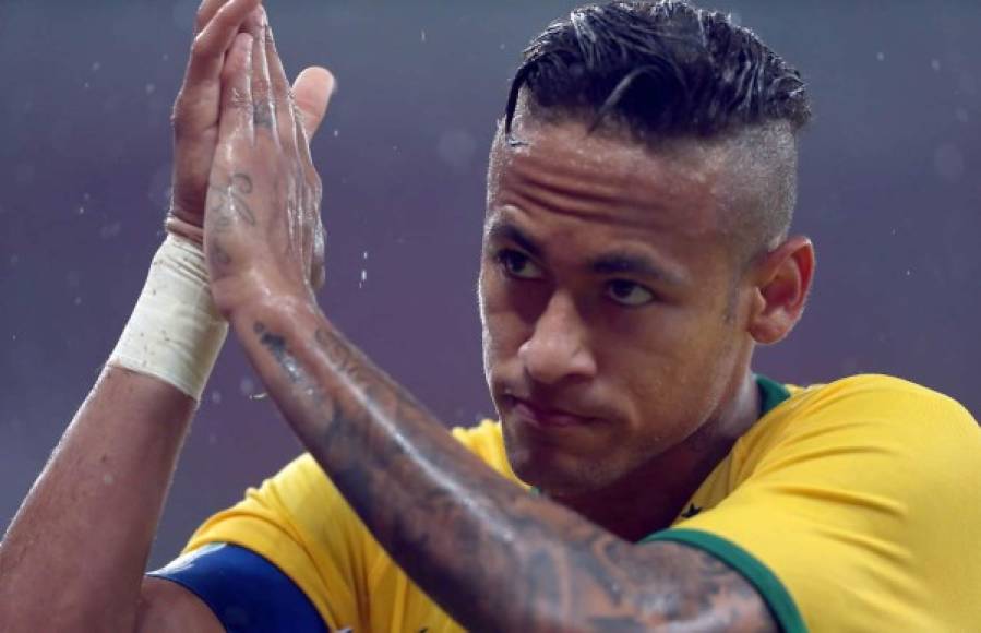 El astro brasileño Neymar vio acción en la segunda parte.