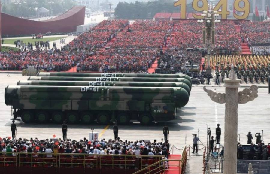 China exhibe sus nuevos y letales misiles en desfile militar