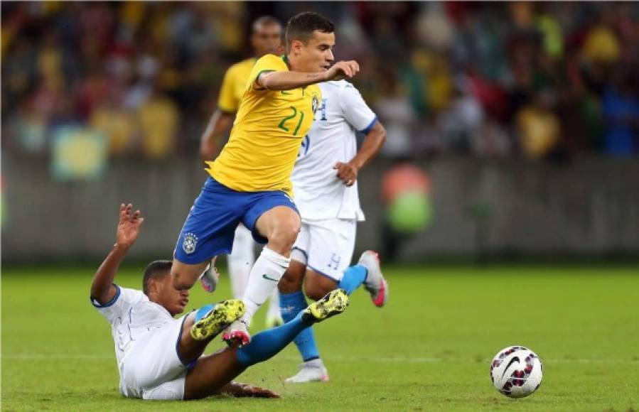 Luis Garrido cortando el avance de Coutinho.