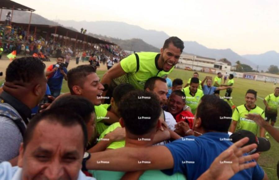 La celebración de jugadores y aficionados del Real de Minas por mantener la categoría en la Primera División de Honduras.