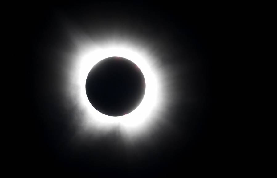 La localidad de Eagle Pass (EEUU), en la frontera con México, recibió este lunes la ansiada oscuridad total durante un lapso de casi cinco minutos gracias a la llegada de eclipse solar que comenzó así su recorrido por 15 estados del país.