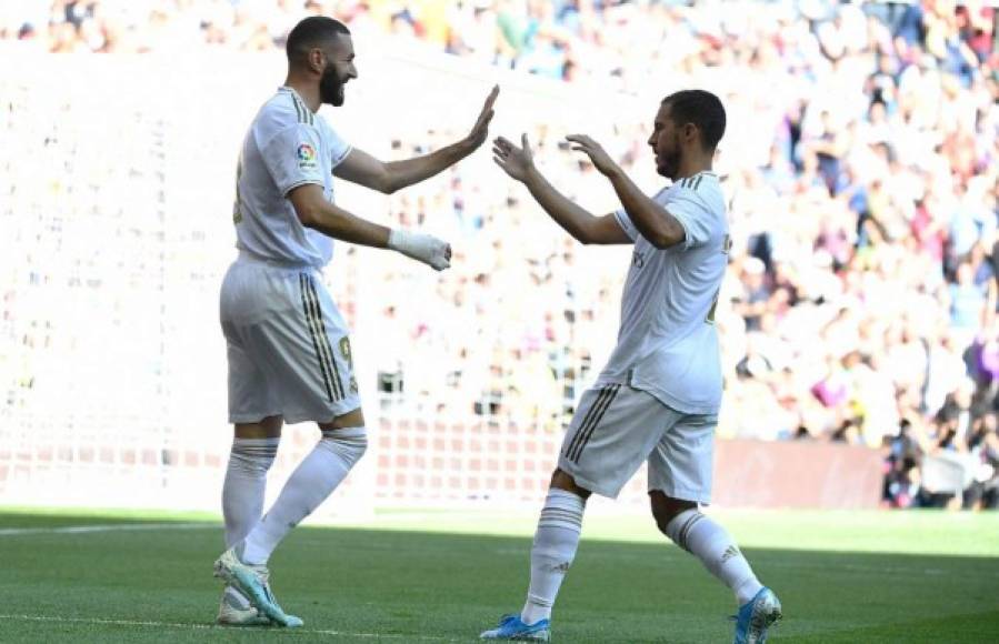 Benzema celebró su anotación con el belga Eden Hazard. Así festejaron lo que era el 1-0 parcial del juego.