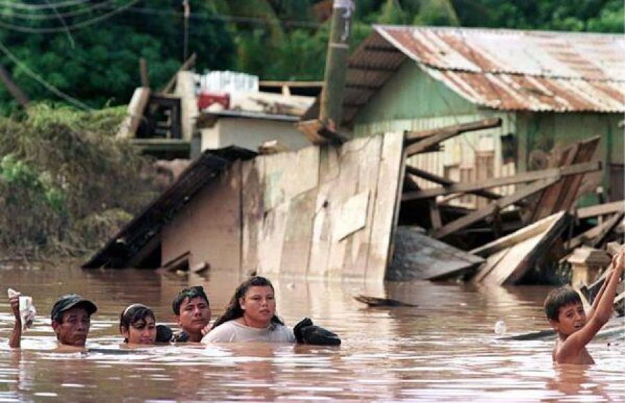 El huracán Mitch en 1998, una de las tormentas más mortíferas en la historia de Centroamérica. Mató cerca de 11,000 personas en Honduras y Nicaragua y dejó a más de un millón sin techo.