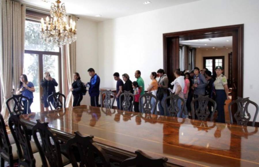 El comedor, dotado de una mesa rectangular para 28 comensales, era usado cotidianamente por la familia de Peña Nieto.