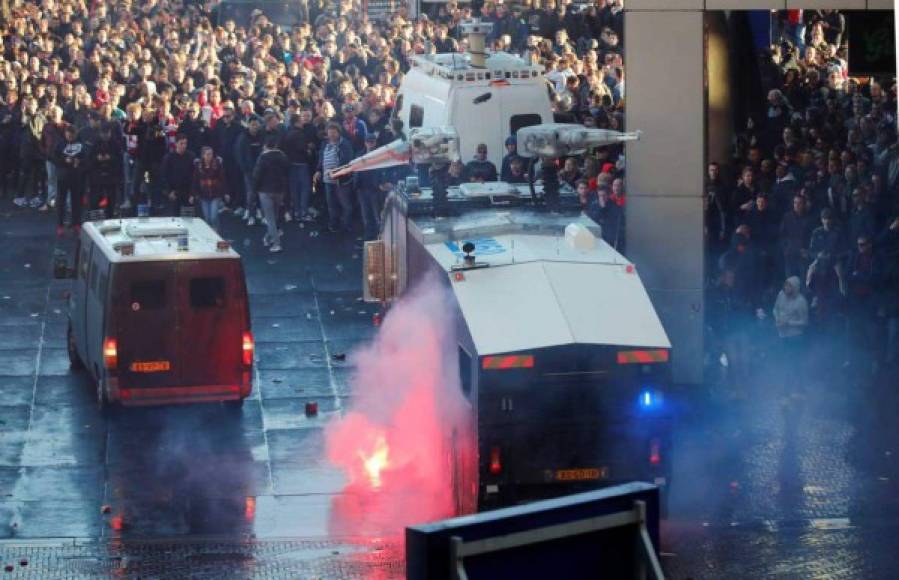 En las afueras del estadio del Ajax, los ultras del club holandés se enfrentaron a la Policía por lo que provocó el caos en las calles.