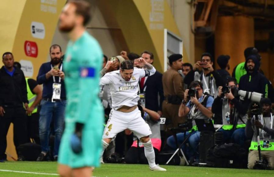 Sergio Ramos dio un gran salto para luego celebrar de esta manera su gol de penal que dio la Supercopa de España al Real Madrid.