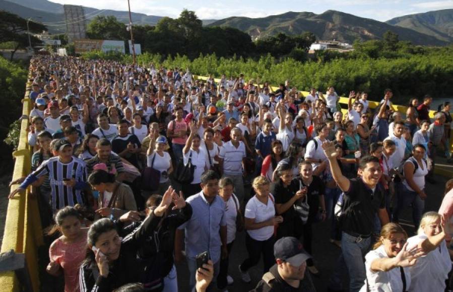 Unas 35.000 personas pasaron por el 'corredor humanitario' desde Venezuela para abastecerse, estimó William Villamizar, gobernador del departamento colombiano de Norte de Santander, al que pertenece Cúcuta.<br/>