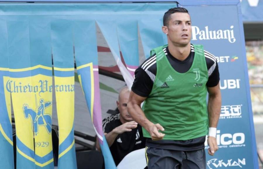 Cristiano Ronaldo saltando al campo del Chievo a realizar el calentamiento.