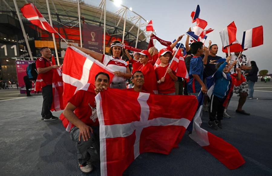 Los daneses también asistieron al estadio 974 para el vital compromiso contra Francia.