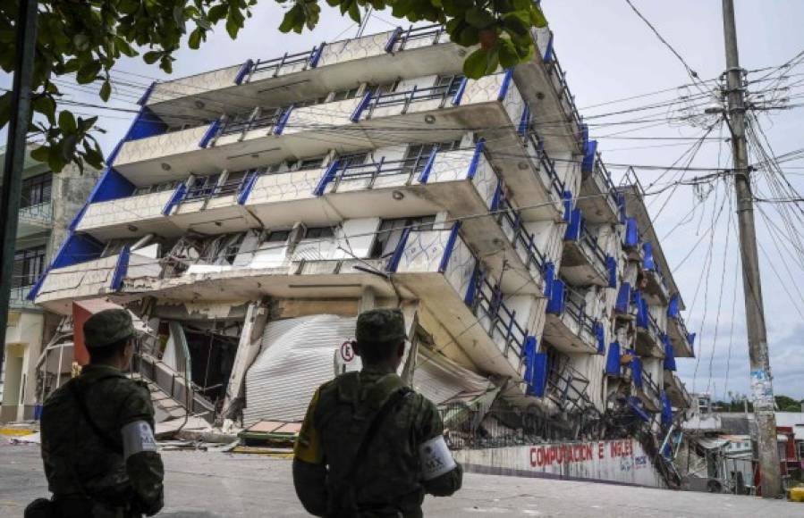 Soldiers stand guard a few metres away from the Sensacion hotel which collapsed with the powerful earthquake that struck Mexico overnight, in Matias Romero, Oaxaca State, on September 8, 2017.<br/>Mexico's most powerful earthquake in a century killed at least 35 people, officials said Friday, after it struck the Pacific coast, wrecking homes and sending families fleeing into the streets. / AFP PHOTO / VICTORIA RAZO