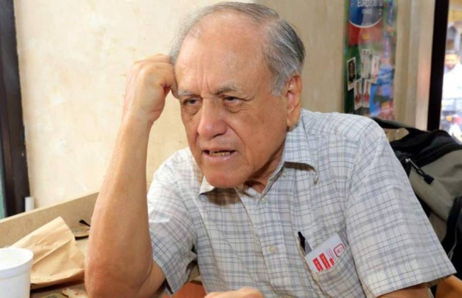 Luto en el fútbol de Honduras. El entrenador José de la Paz Herrera, mejor conocido como Chelato Uclés, falleció en la ciudad de Tegucigalpa a los 80 años de edad.