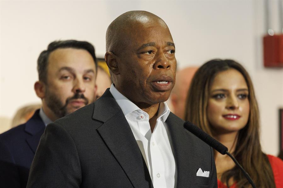 Acusan de cargos penales al alcalde de Nueva York, Eric Adams