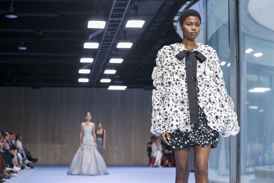 Más allá de las flores, destacaron también las prendas con estampados de lunares.