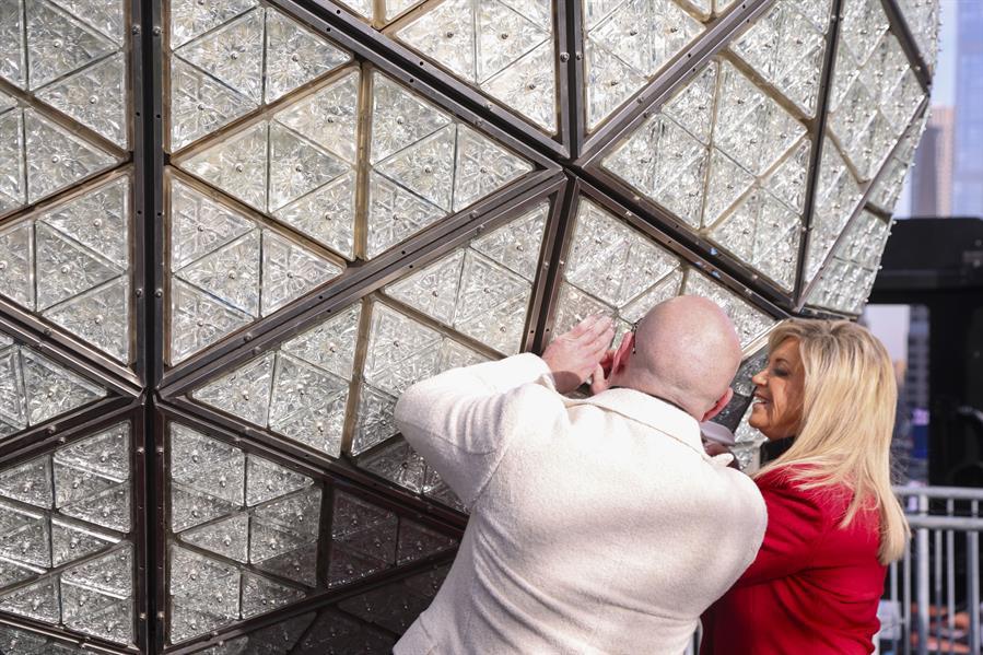 El cantante Pitbull, la fundadora de CleanBoss Joy Mangano.