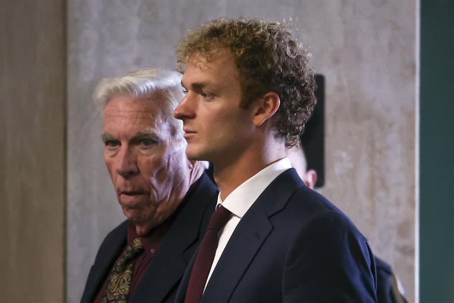 Vance invita a exmarine absuelto en Nueva York a un partido de fútbol de FFAA