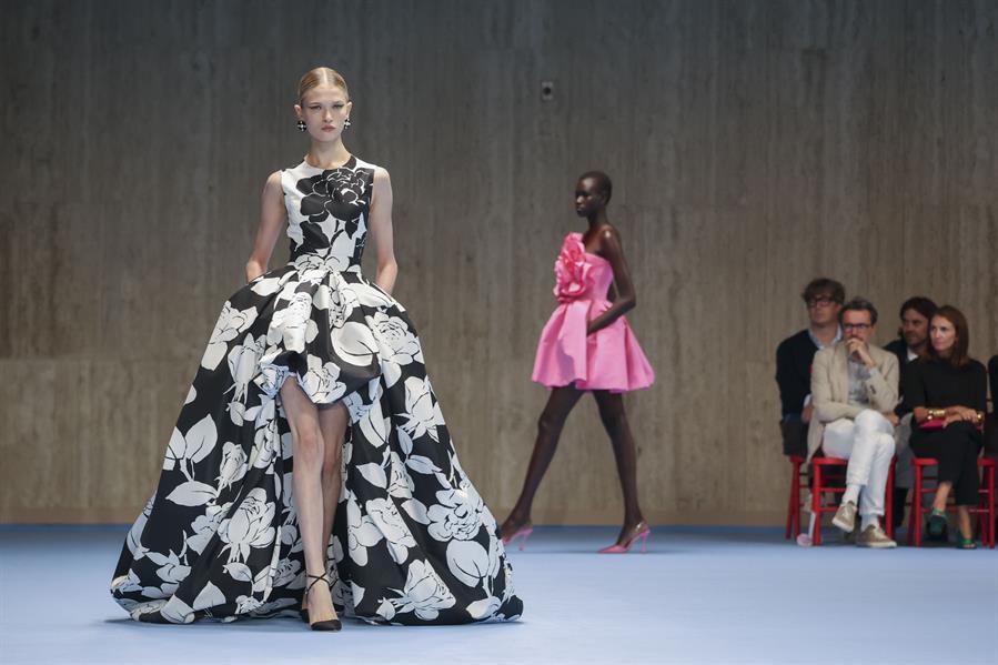 Carolina Herrera presenta en Nueva York una colección floral