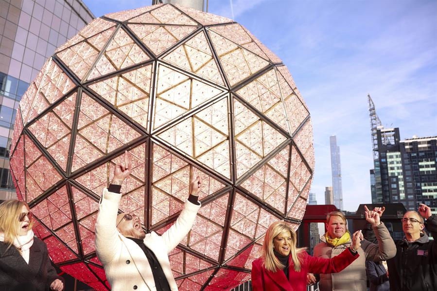 El cantante Pitbull y el presidente de Jamestown, Michael Phillips, encendieron la bola de cristal de Nochevieja en Times Square.