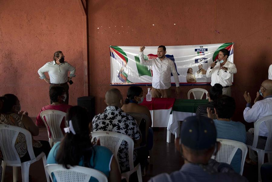 El candidato presidencial del partido Alianza por la República, Gerson Gasparin en un evento político.