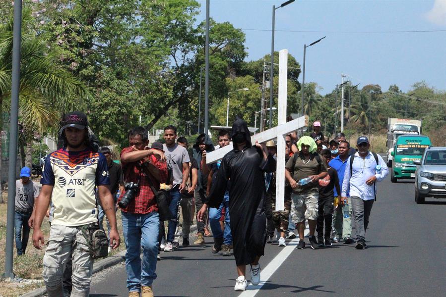Migrantes marchan por la mexicana Tapachula previo a su salida en caravana