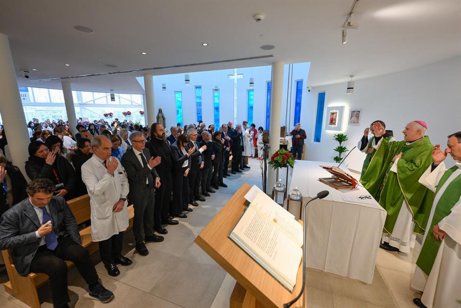 Fieles rezan por la recuperación del Papa en improvisado altar en el hospital Gemelli