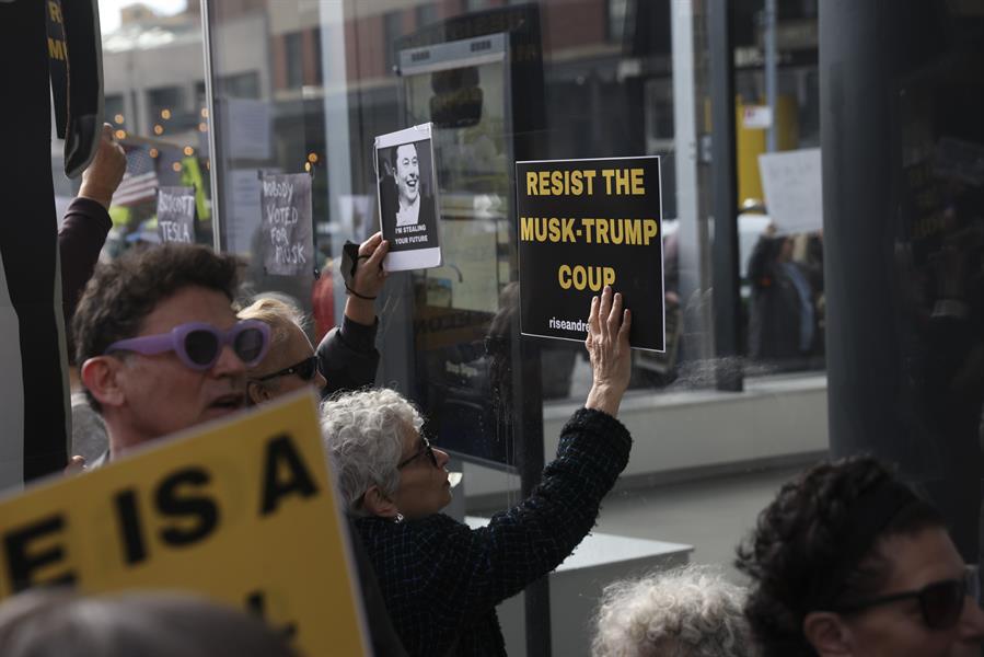 Masivas protestas y violentos ataques contra Tesla y Musk
