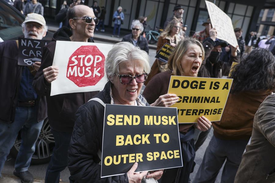 Masivas protestas y violentos ataques contra Tesla y Musk