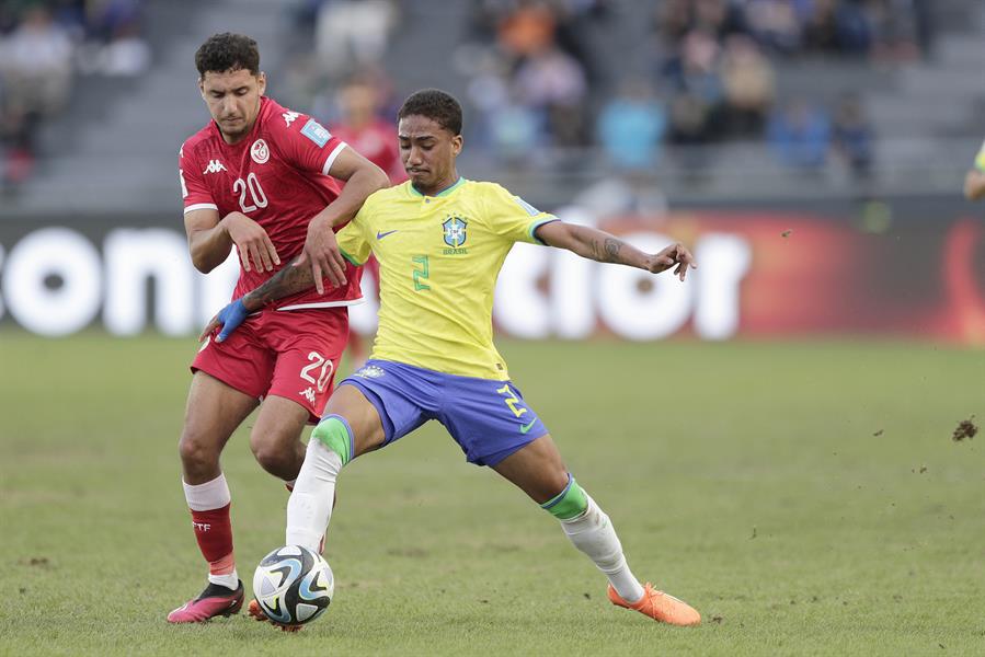 Arthur de Brasil disputa el balón con Béchir Rayane Yacoub de Túnez.