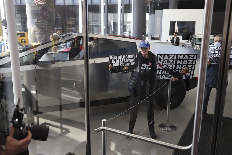 Masivas protestas y violentos ataques contra Tesla y Musk