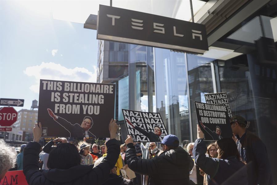 Masivas protestas y violentos ataques contra Tesla y Musk