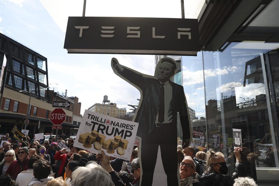Masivas protestas y violentos ataques contra Tesla y Musk