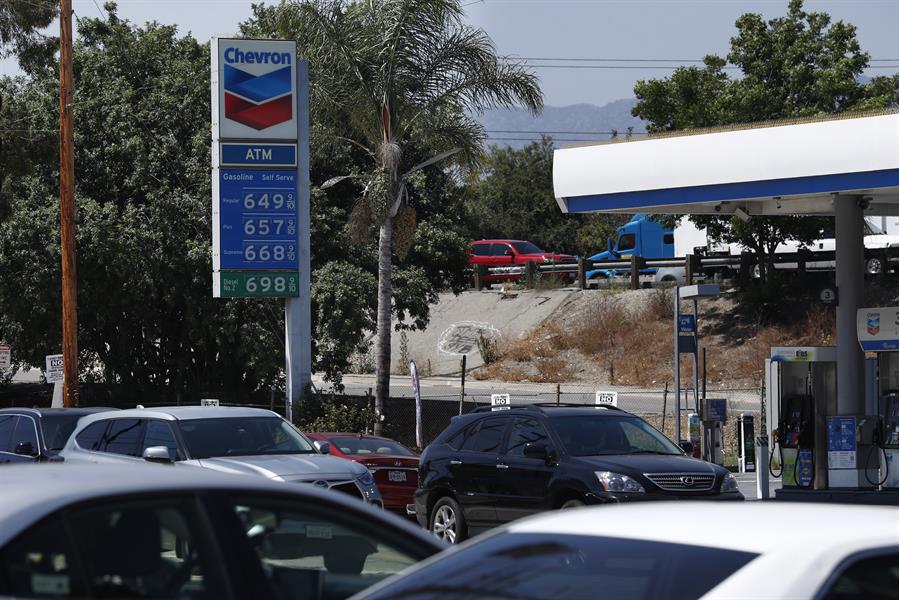El precio de la gasolina en EEUU llega a cinco dólares por galón, lo nunca visto