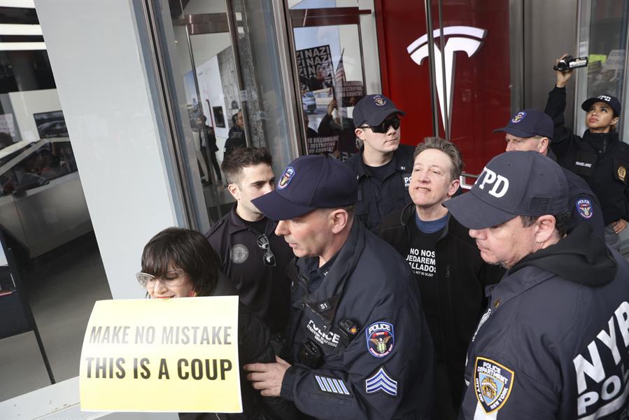 Masivas protestas y violentos ataques contra Tesla y Musk