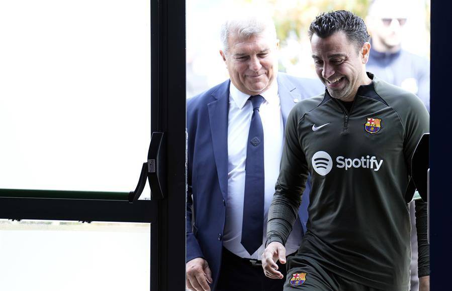 “Los motivos principales de este cambio de decisión es porque intento siempre hacer lo mejor para el club, lo conozco, la entidad es lo más importante. Además, la gente me ha hecho saber que debo seguir”, dijo DT acompañado de Joan Laporta.