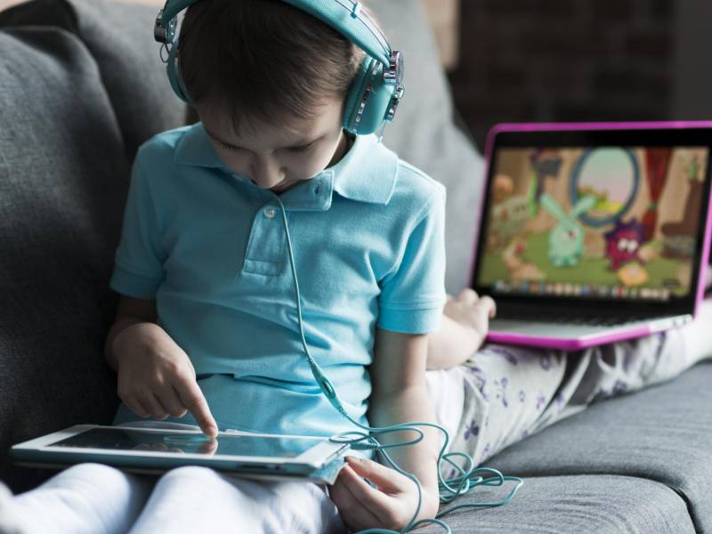 La posición en la que los niños pasan el tiempo usando pantallas también les afecta la salud física.